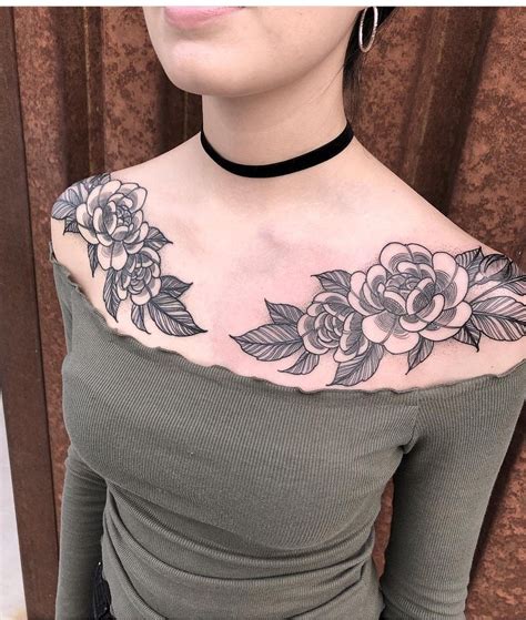 tatuajes en medio del pecho|Tatuajes de pecho de mujer